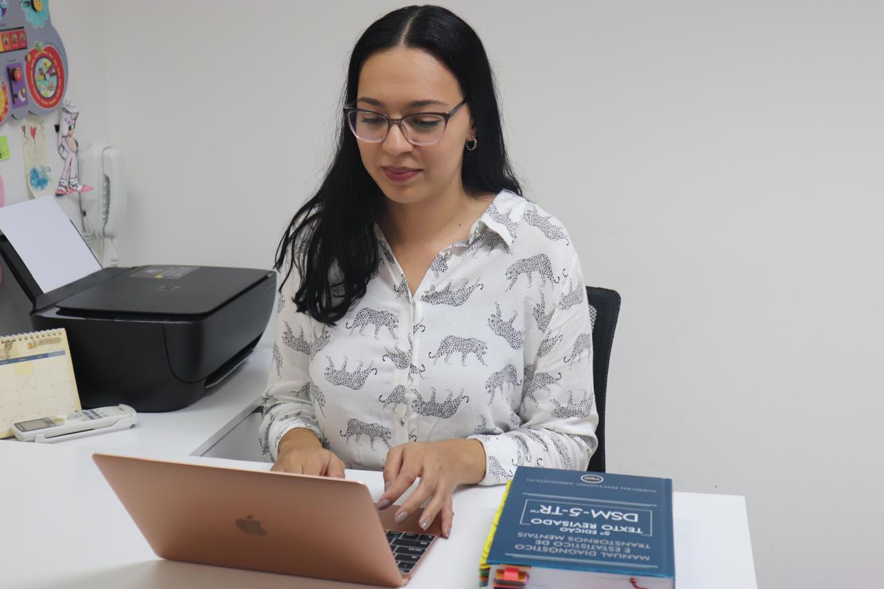 Deyse Pivato Psicóloga atendendo